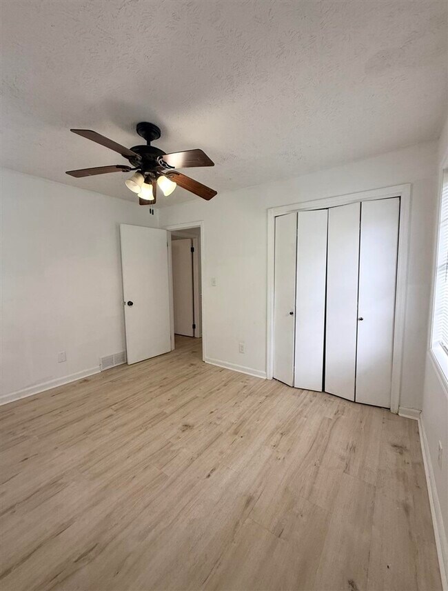 Building Photo - 806 Shawnee Way