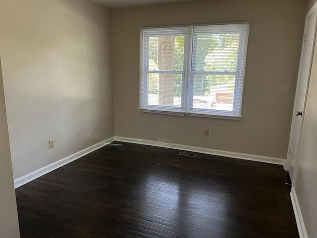 Building Photo - AVAILABLE 1/1/2025: 3 Bedroom home with la...