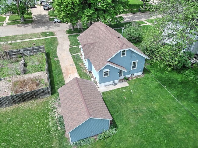 Building Photo - 3 Bedroom / 1 Bath Home with Washer/Dryer ...
