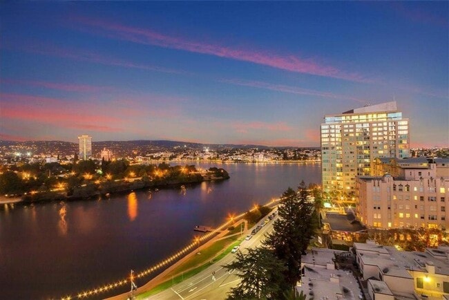 Building Photo - Updated Condo Steps from Lake Merritt with Parking and Utilities Included