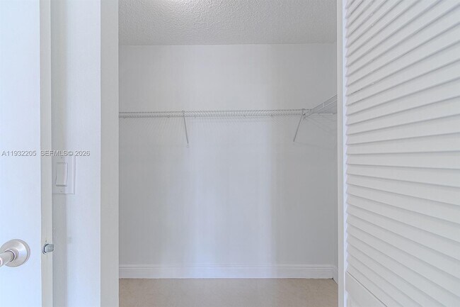 Building Photo - 1000 Parkview Dr