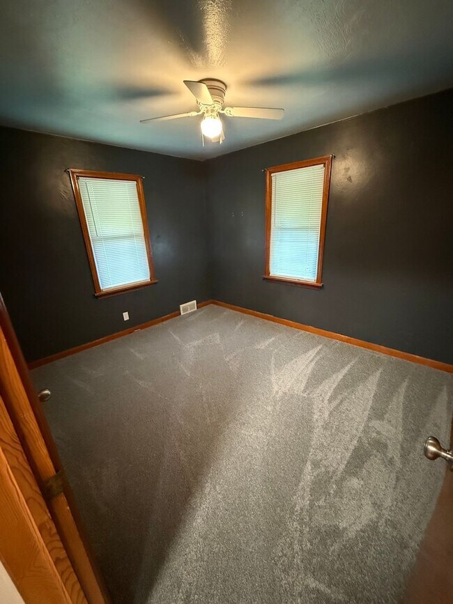 Building Photo - Struthers , 3 bedroom home with full basement and garage.