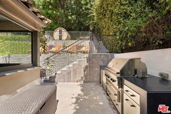 Building Photo - 3300 N Knoll Dr