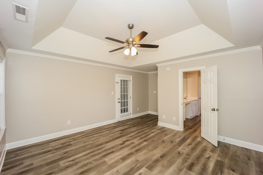 Building Photo - 440 Fairway Ct