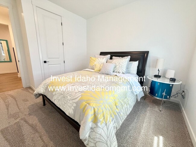 Building Photo - A Home You'll Fall in Love With