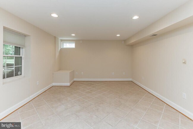 Building Photo - 13907 Willow Tree Dr