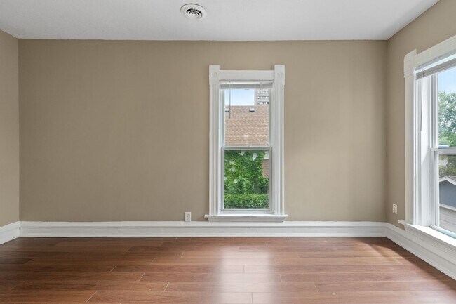 Building Photo - 3BR/1Bath + Office Area Available Sept 12t...