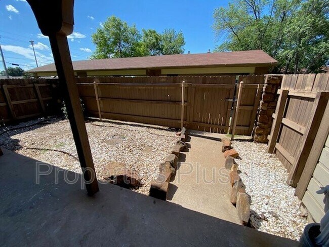 Building Photo - 6524 S Memorial Dr