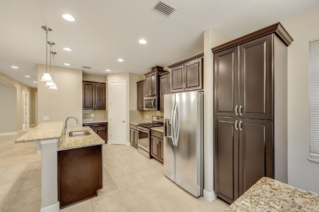 Building Photo - 4 bedroom, 3.5 bathroom in desirable Trasona!