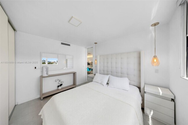 Building Photo - 465 Ocean Dr