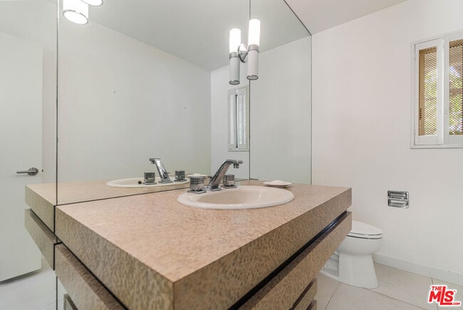 Building Photo - 811 N Hillcrest Rd