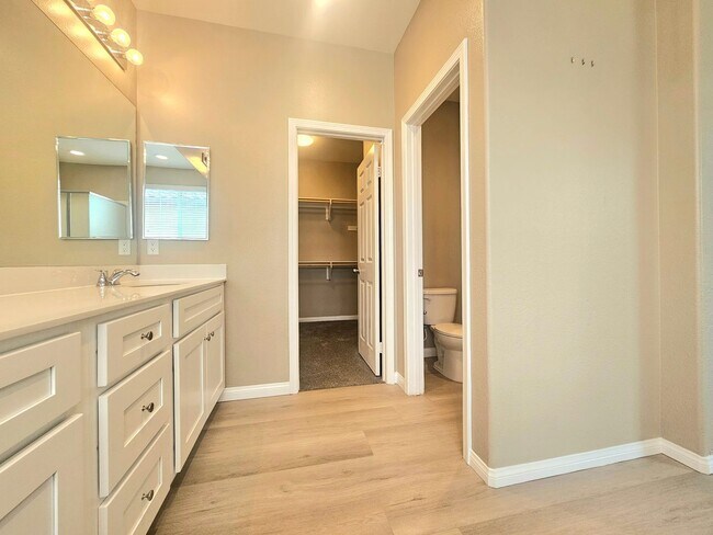 Building Photo - Gorgeous Spacious 3-Bedroom Home Now Avail...