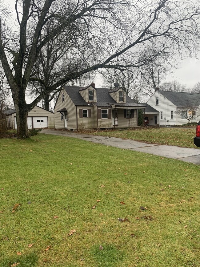 Primary Photo - 131 Forest-Park Dr