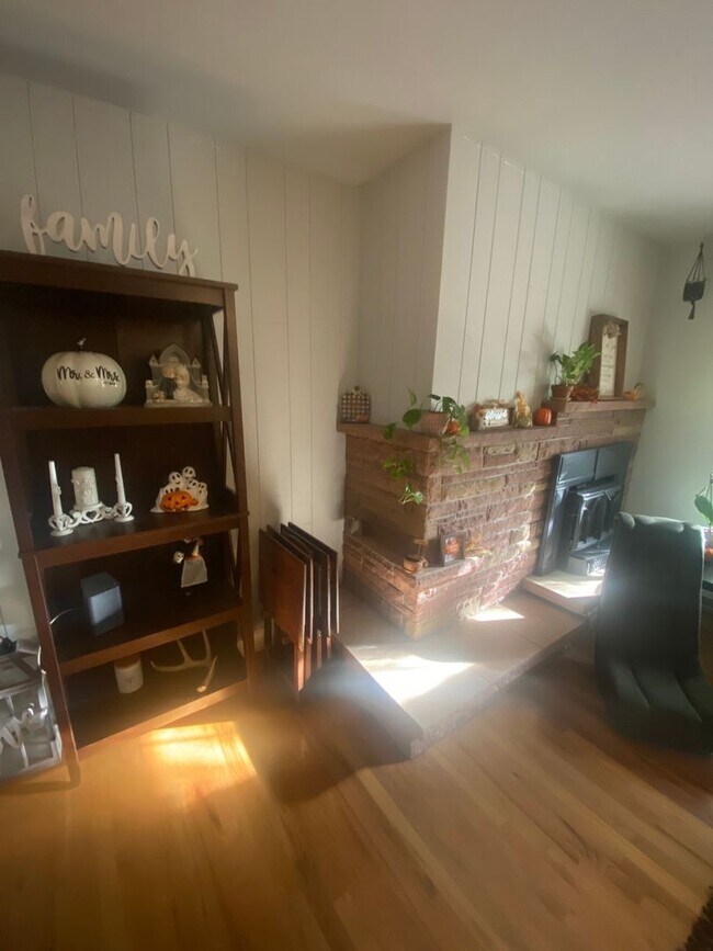 Building Photo - Charming 3 Bed, 1.5 Bath Home in Central F...