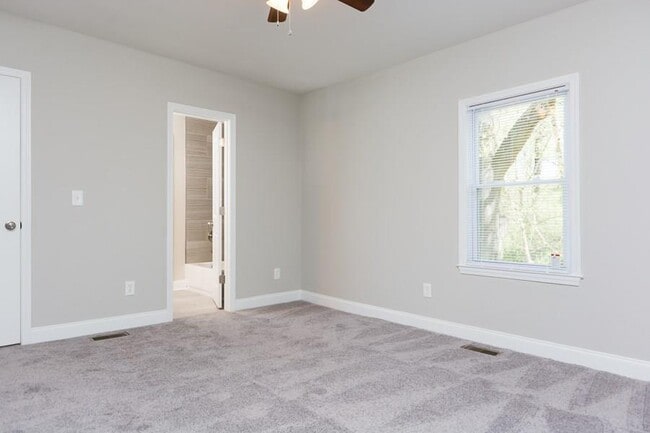 Building Photo - 124 Woodbine Cir SE