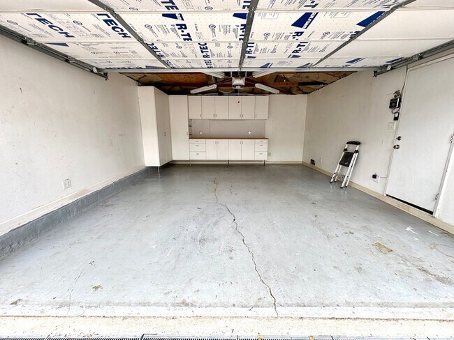 Building Photo - Fabulous 3 bedroom 1 bathroom updated home