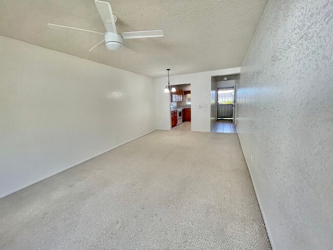 Building Photo - 2 Bed, 2 Bath Townhouse in Salt Lake near Stadium Mall & Rail Station!