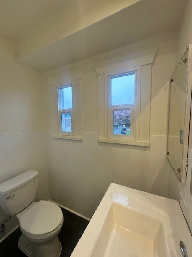 Building Photo - 811 N 3rd St