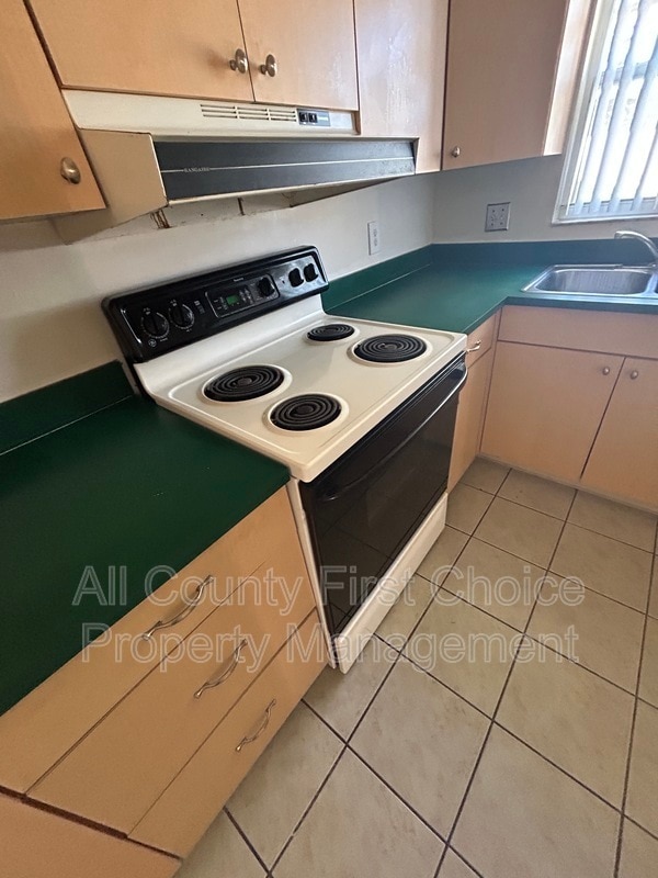 Building Photo - 928 Lake Palms Dr