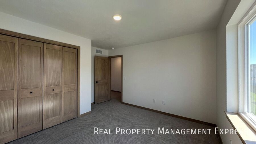 Building Photo - Modern 3-Bed, 2.5-Bath Home in West Sioux ...