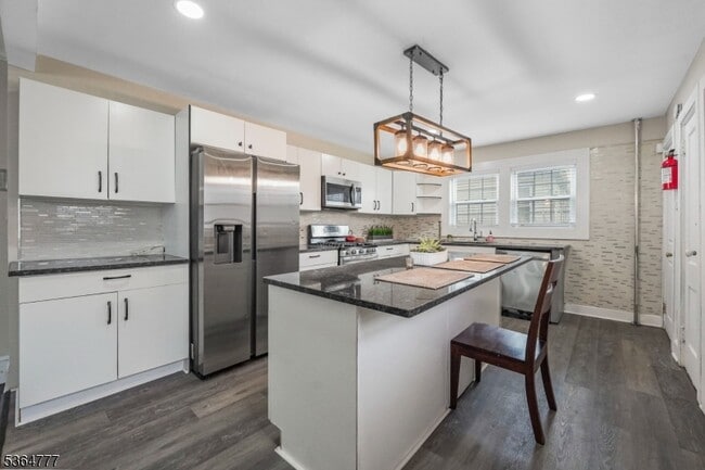 Building Photo - 656 Park Ave