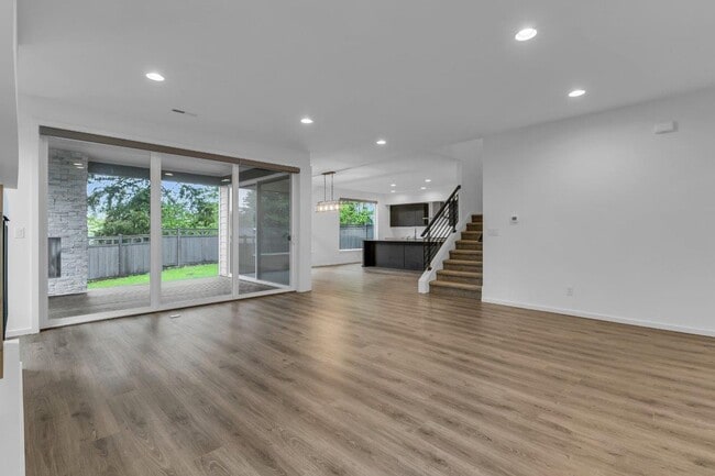 Building Photo - Large luxurious 5 bedroom Home in Renton