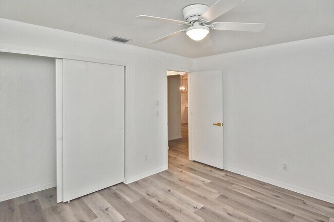 Building Photo - 1202 E 7th St