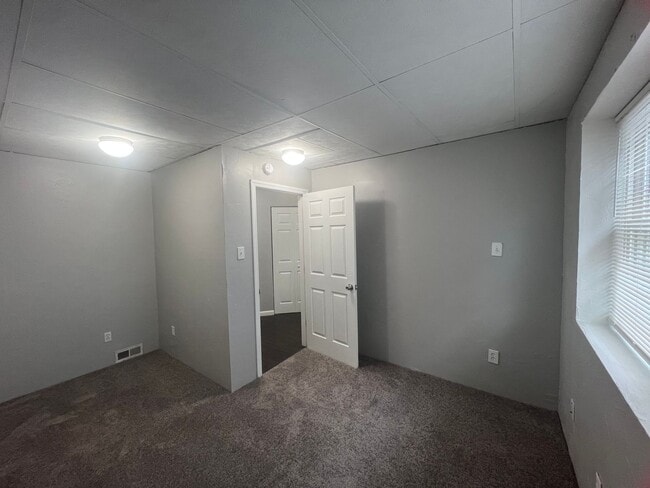 Building Photo - Beautiful 4 Bedroom/ 2 Bath with private c...