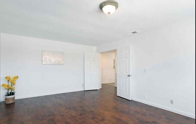 Building Photo - 710 Hillward St