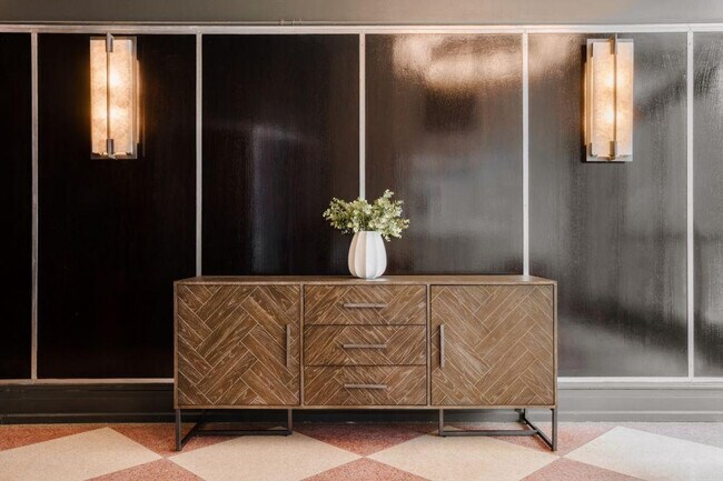 Building Photo - 505 E Travis St