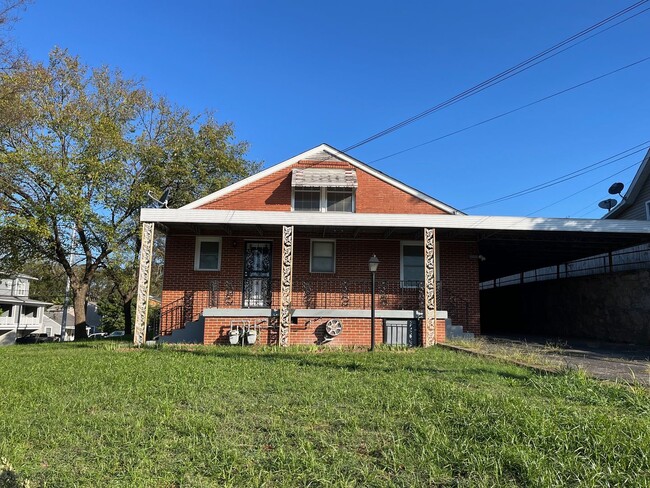 Building Photo - Charming West Nashville Home!