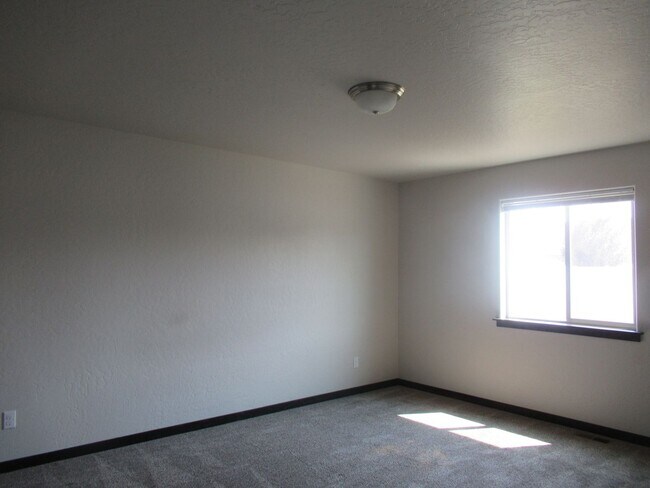 Building Photo - Home in Post Falls!