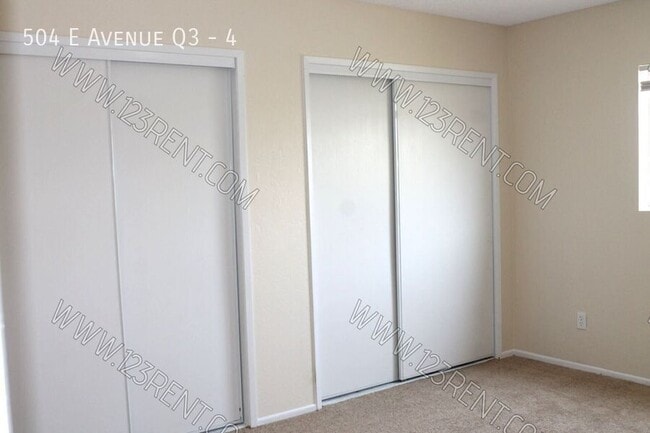 Building Photo - 504 E Ave Q3