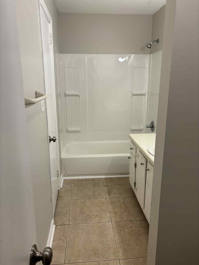 Building Photo - 405 Skyview Dr