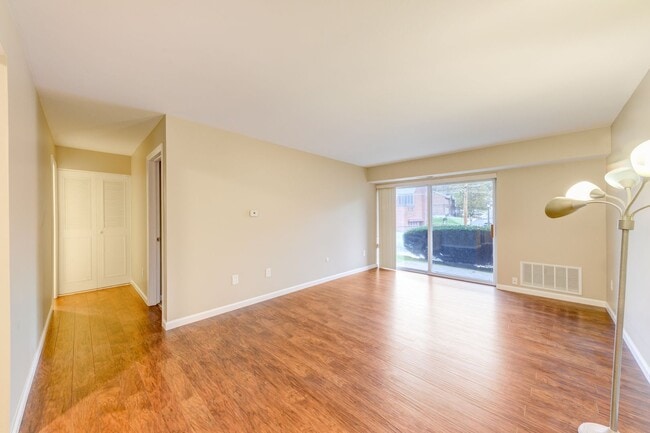 Building Photo - Welcome to a charming 1-bedroom, 1-bathroo...