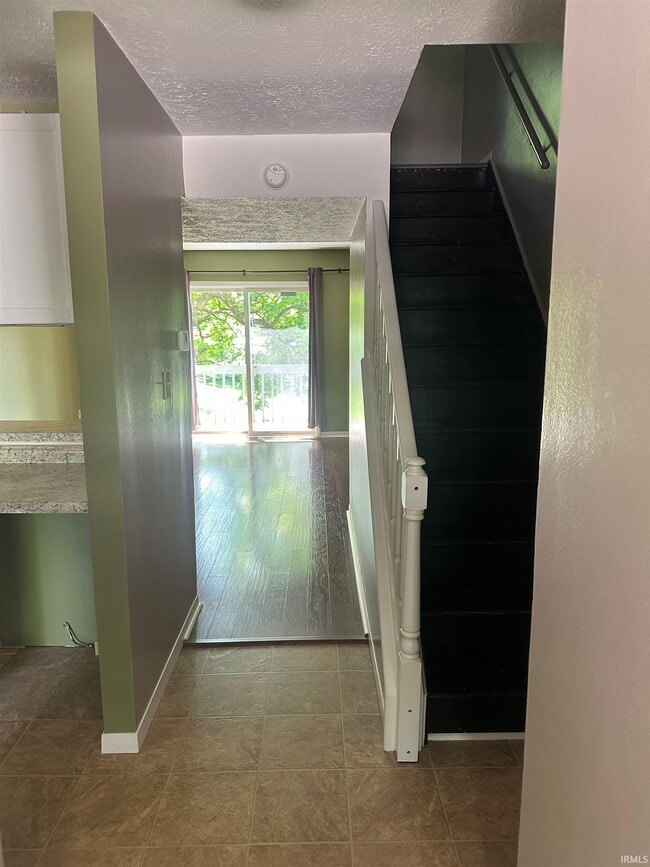 Building Photo - 562 E Graham Pl