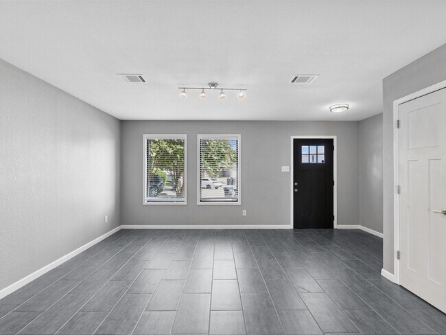 Building Photo - 5304 Los Altos Rd