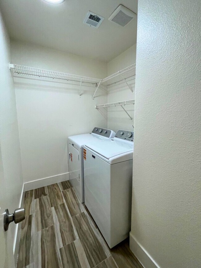 Building Photo - NEWLY RENOVATED 3BD/2BA SINGLE FAMILY HOME IN NORTH LAS VEGAS!