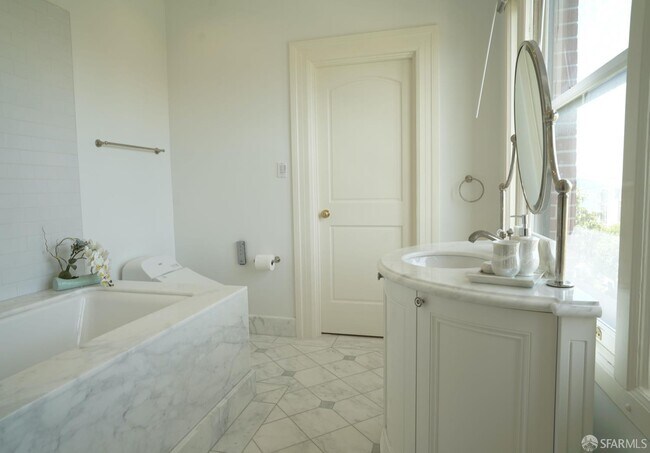 Building Photo - 2505 Divisadero St