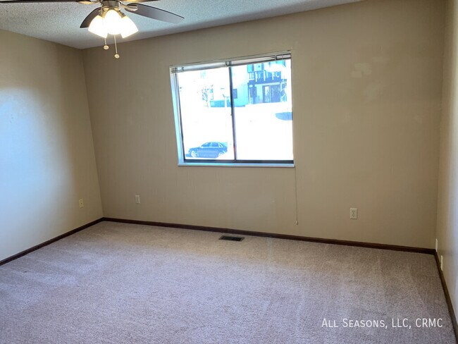 Building Photo - 942 Fontmore Rd