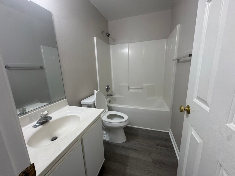 Building Photo - 2467 Stratford Lake Rd