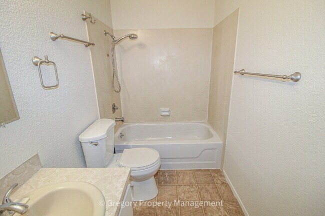 Building Photo - Excellent value in this updated 2 bedroom condo. Easy walk to Juanita beach waterfront park and t...