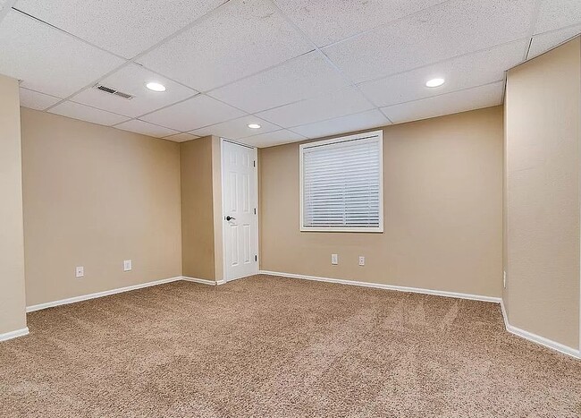 Building Photo - 5422 S Queen Way