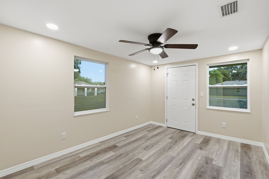 Building Photo - 903 Vine Ave