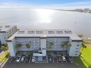 Building Photo - Four Seasons River Front Condo