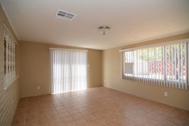 Building Photo - Charming 4 Bedroom 2 Bath Home! Great East...