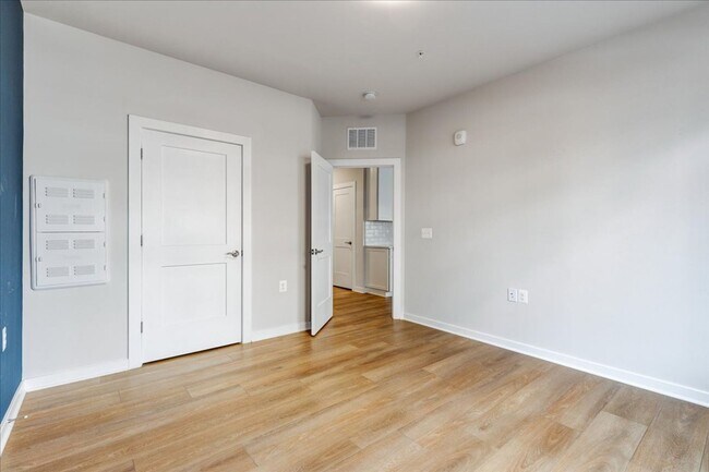 Building Photo - Modern 2-bedroom, 2-bath apartment