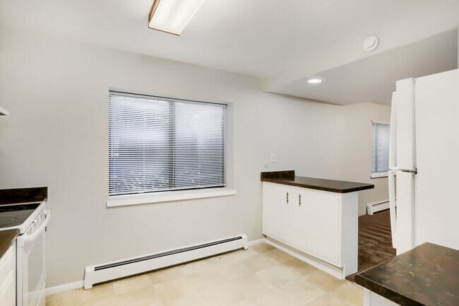 Building Photo - 709 20th St