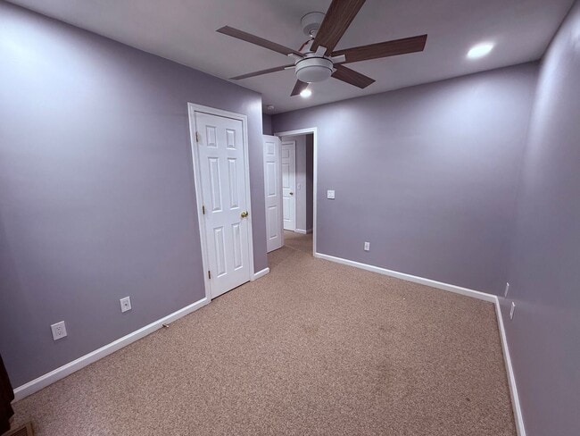 Building Photo - 3 Bedroom, 1.5 Bath Townhouse