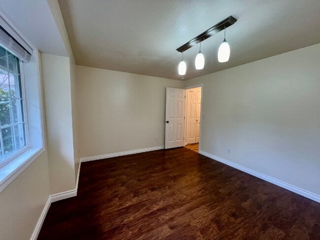 Building Photo - Renovated 3BD w/ Large Shop
